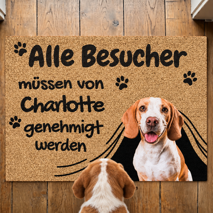 Personalisierte Fußmatte aus Teppich mit Aufdruck "Alle Besucher müssen von Charlotte genehmigt werden" und Hundemotiv.