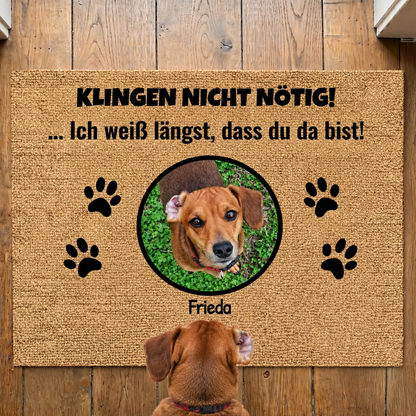 Personalisierte Fußmatte aus Kokosfaser mit farbigem Hundebild und schwarzer Schrift.