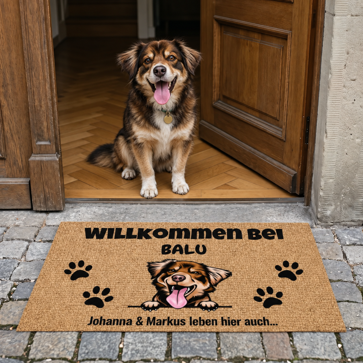 Personalisierte Fußmatte mit Hundemotiv und schwarzer Schrift, Naturfarbe mit Pfotenabdrücken.