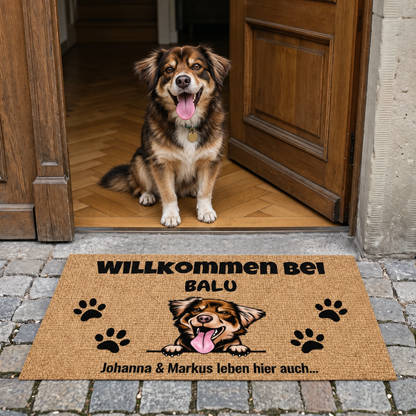 Personalisierte Fußmatte mit Hundemotiv und schwarzer Schrift, Naturfarbe mit Pfotenabdrücken.