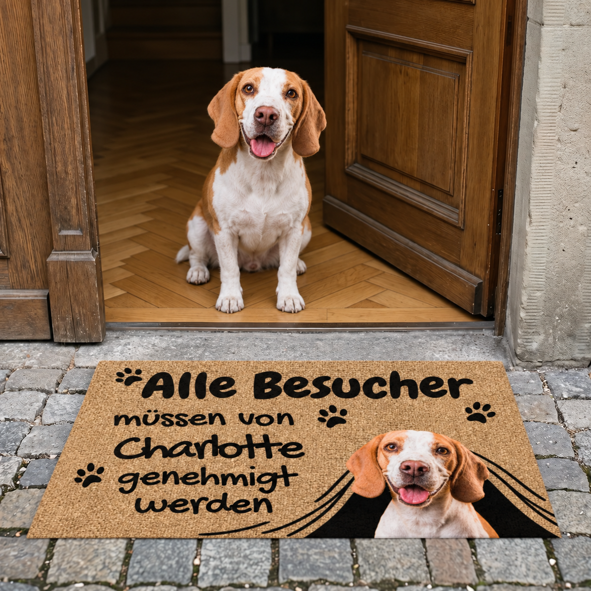 Personalisierte Fußmatte mit dem Text "Alle Besucher müssen von Charlotte genehmigt werden", Hund abgebildet.
