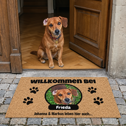 Personalisierte Fußmatte mit Foto, beige, mit Namensschild und Hundemotiven.