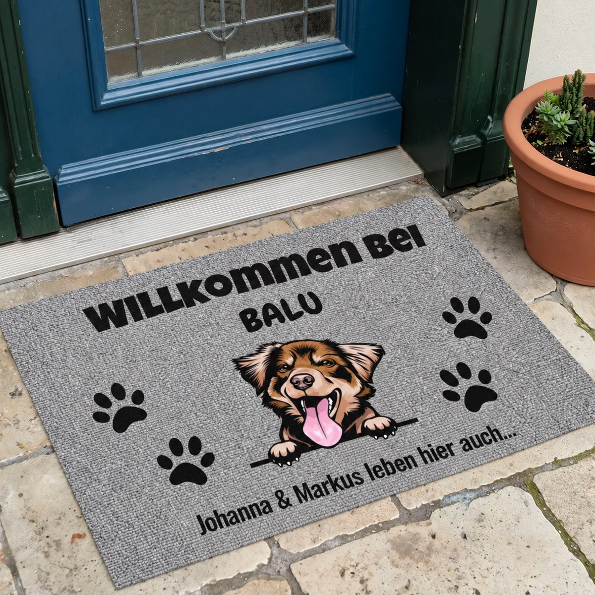 Personalisierte Fußmatte mit grauem Design, Hundemotiv und Text „Willkommen bei Balu“.