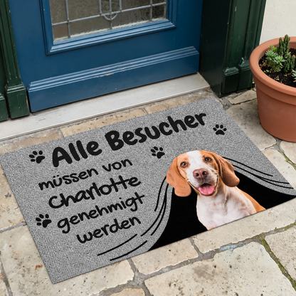 Personalisierte Fußmatte in Grau mit Hundemotiv und Text über Besuchserlaubnis.