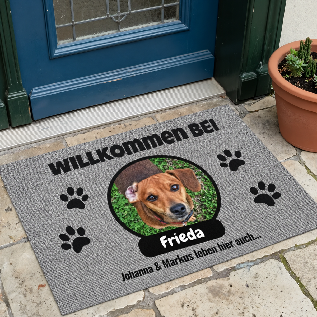 Personalisierte Fußmatte mit Foto und Namensschild, grau mit Hundemotiv und Pfotenabdrücken.