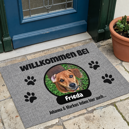 Personalisierte Fußmatte mit Foto und Namensschild, grau mit Hundemotiv und Pfotenabdrücken.