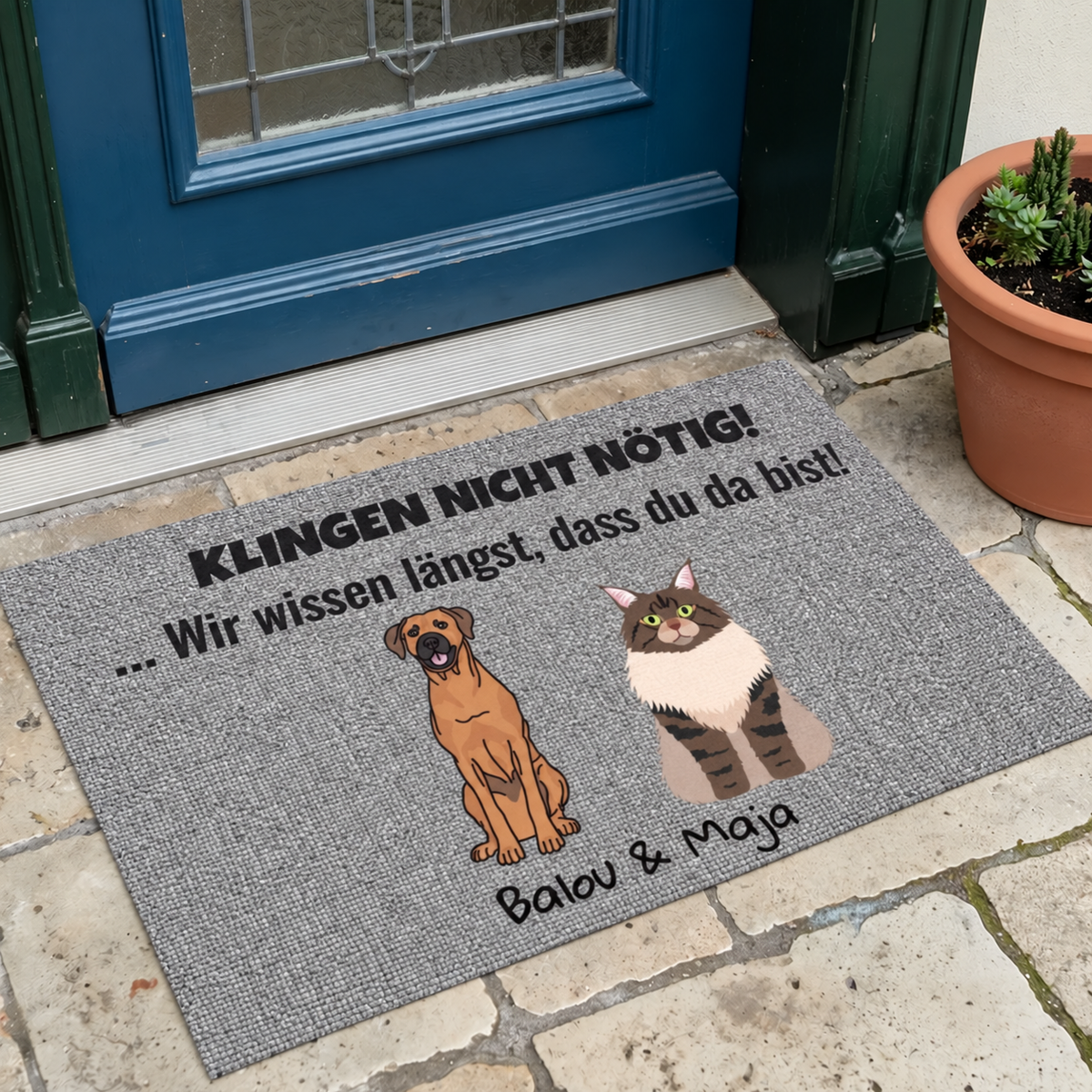 Personalisierte Fußmatte mit Aufschrift und Tierillustrationen von Hund und Katze. Grau mit bunten Motiven.