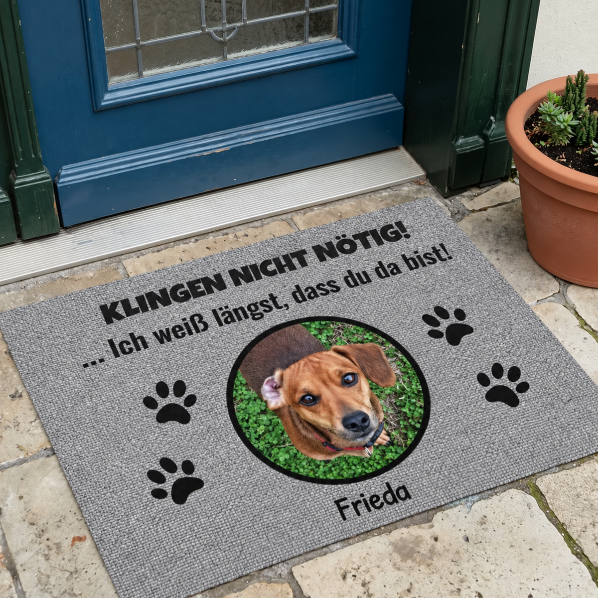 Personalisierte Fußmatte aus grauem Material mit Foto eines Hundes und schwarzem Text.