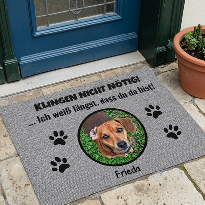 Personalisierte Fußmatte mit Hundebild und Text, grau, rechteckig, mit Pfotenmotiven.