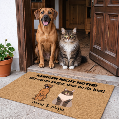 Fußmatte mit farbiger Grafik eines Hundes und einer Katze, beige mit schwarzem Schriftzug.