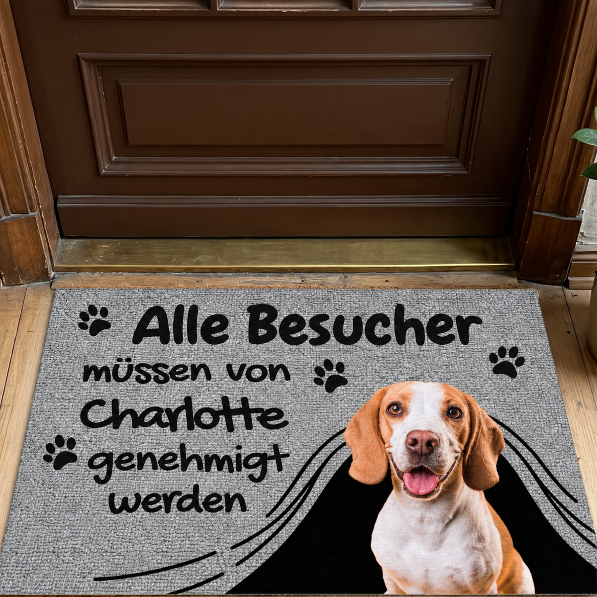 Personalisierte Fußmatte in Grau mit textlicher Gestaltung und Hundebild.
