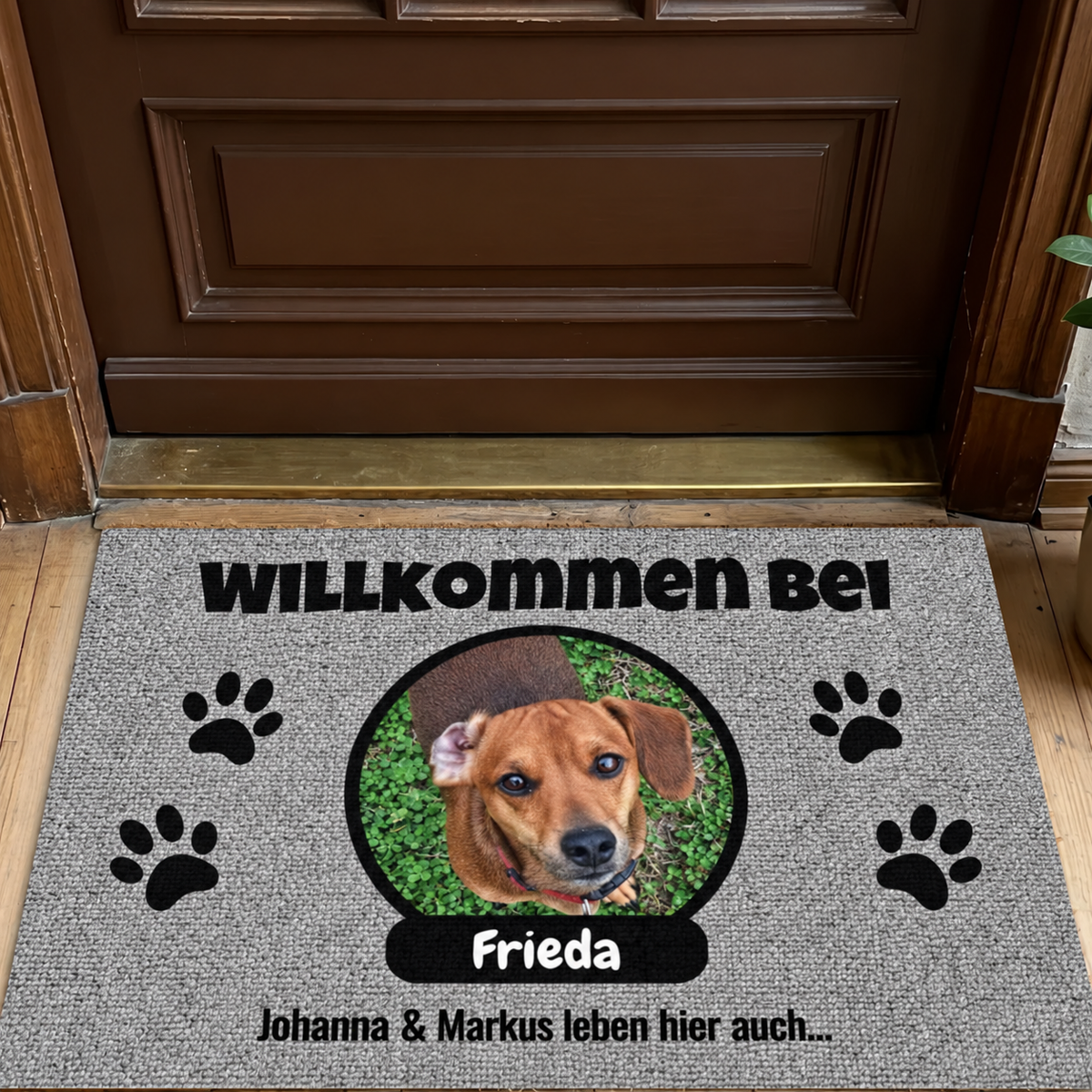 Personalisierte Fußmatte mit Foto eines Hundes und Namensschild in Grau mit schwarzem Text.