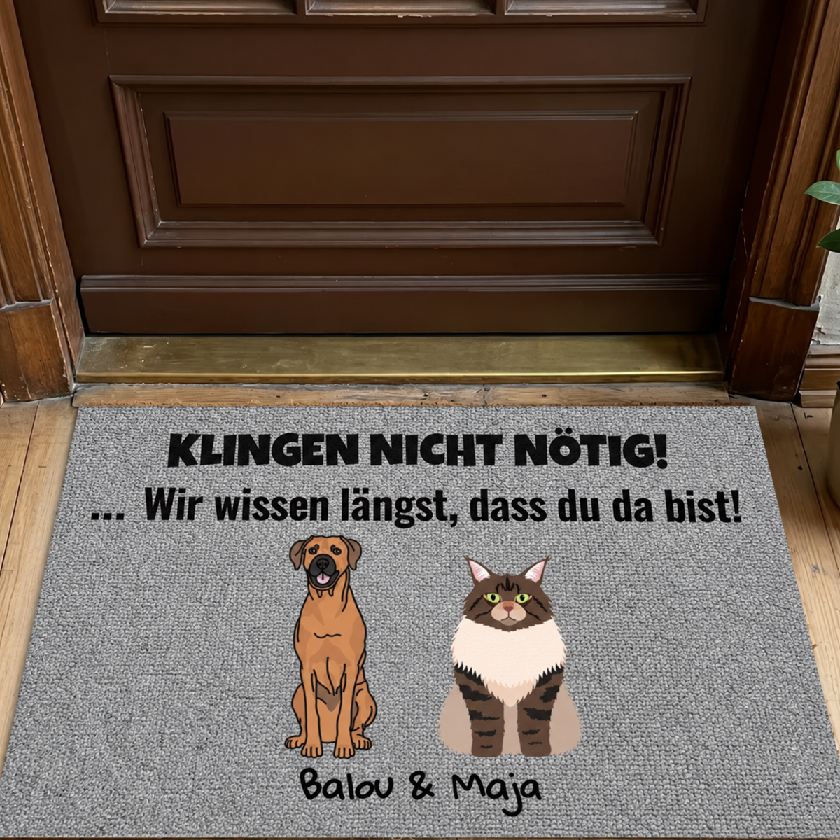Personalisierte Fußmatte mit der Aufschrift "Klingen nicht nötig!" und Illustrationen von Hund und Katze.