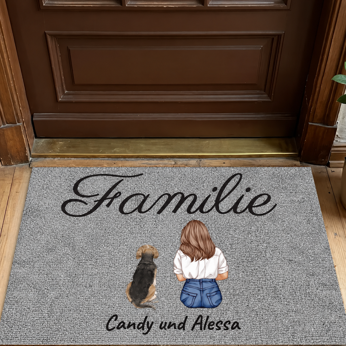 Personalisierte Fußmatte mit grauer Oberfläche, Aufdruck von „Familie“ und Illustrationen eines Mädchens mit Hund.