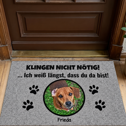 Personalisierte Fußmatte mit grauem Stoff, Hundebild und witzigem Text.