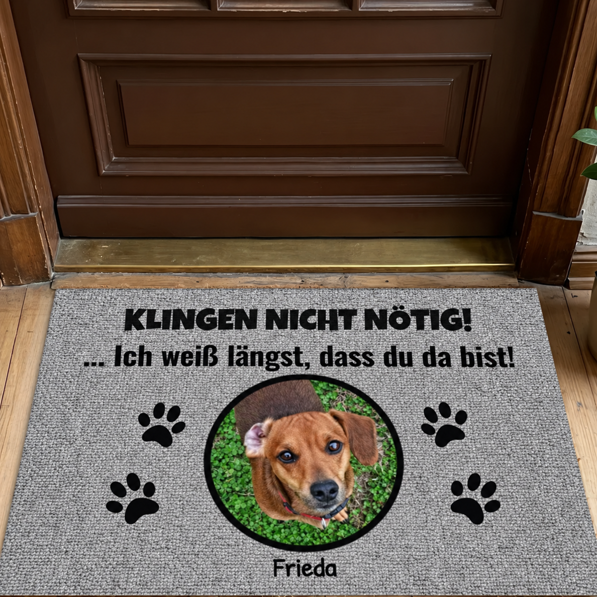 Personalisierte Fußmatte mit grauem Design und Hundebild, beschriftet mit „Klingeln nicht nötig!“ und „Frieda“.