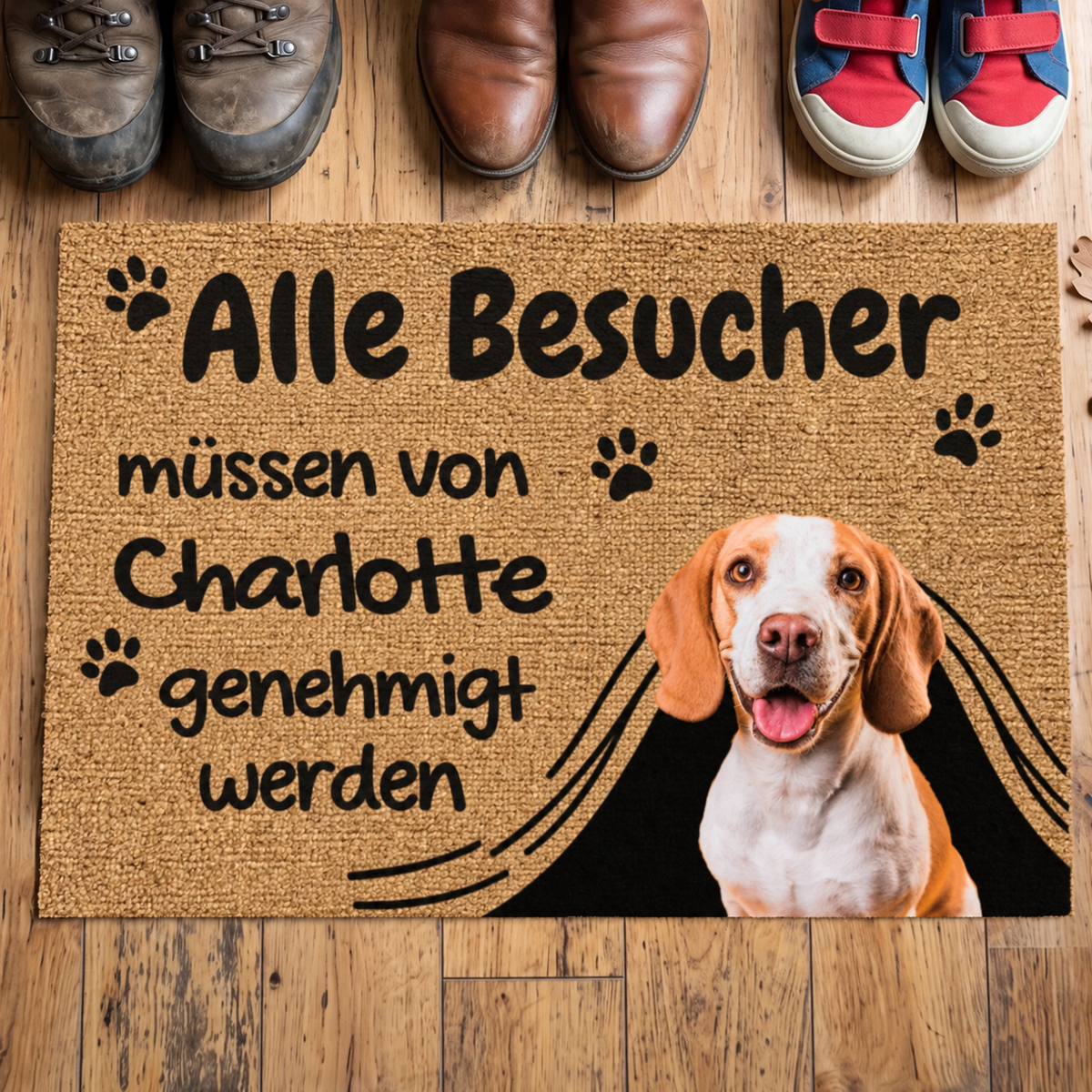 Personalisierte Fußmatte aus Naturfasern mit Aufdruck und Hundemotiv. Farbe: Braun, Schriftzug in Schwarz.