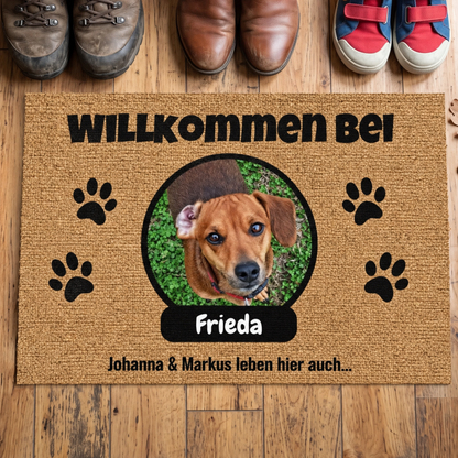 Personalisierte Fußmatte aus Jute mit Hundebild und Namen, braun mit schwarzer Schrift und Pfotenmotiven.