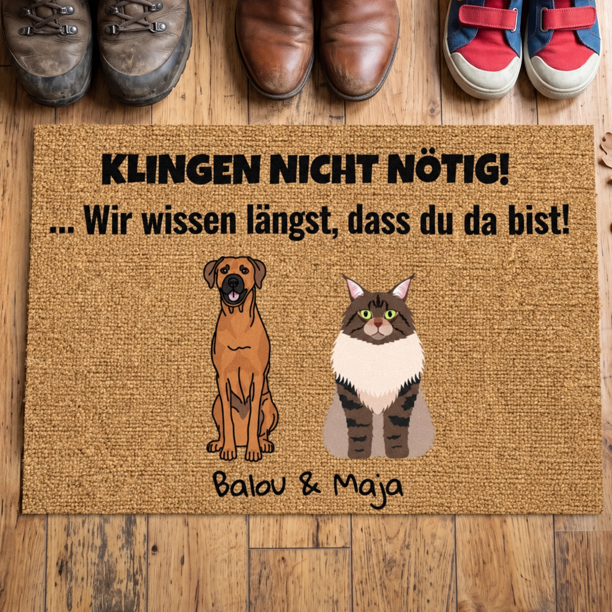 Personalisierte Fußmatte mit Hund und Katze, brauner Hintergrund und schwarzer Schriftzug.