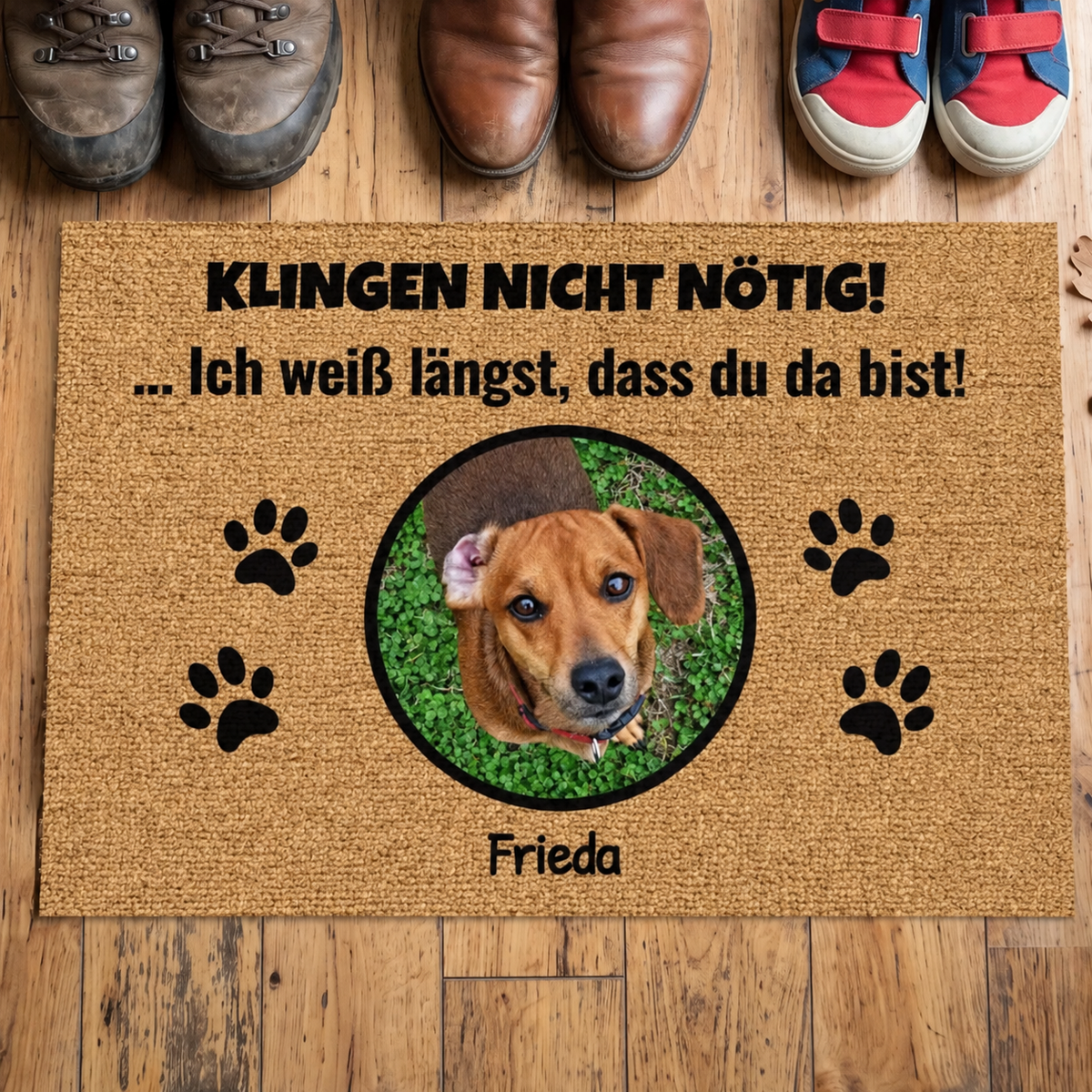 Personalisierte Fußmatte mit braunem Hintergrund, Foto eines Hundes und schwarz-weißer Schrift.