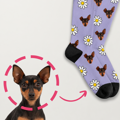 Personalisierte Socken mit lilafarbenem Hintergrund, bedruckt mit Hundeabbildungen und weißen Blumen.
