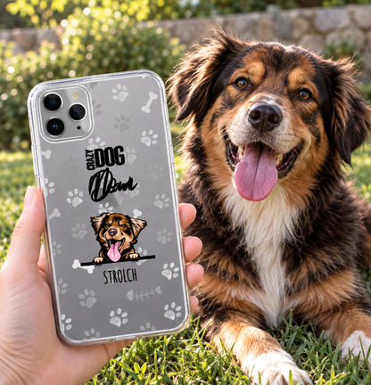 Personalisierte Handyhülle mit Hundemotiv und Pfotenabdrücken, transparent. Hund sitzt im Gras und lächelt.