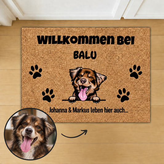 Personalisierte Fußmatte mit einem Hundedesign, braunem Kork-Hintergrund und aufgedrucktem Text.