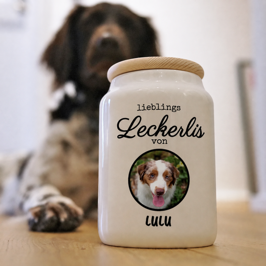 Personalisierte Leckerlidose aus Keramik mit Holzkappe, bedruckt mit einem Bild und Text.