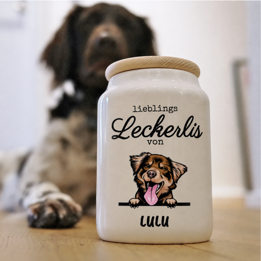 Personalisierte Leckerlidose aus Keramik mit Holzdeckel und Hundemotiv, beschriftet mit "Lieblings Leckerli von Lulu".