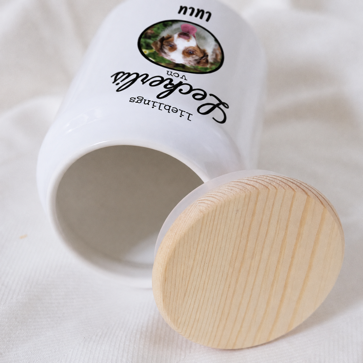 Personalisierte Leckerlidose aus weißem Keramik mit Holzdeckel und Fotodruck.