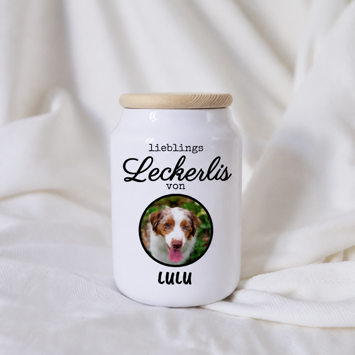 Personalisierte Leckerlidose aus Keramik in Weiß mit Holzdeckel und Hundeabbildung.