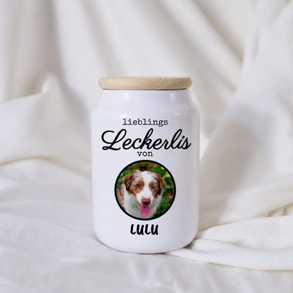 Personalisierte Leckerlidose aus Keramik in Weiß mit Holzdeckel und Hundeabbildung.