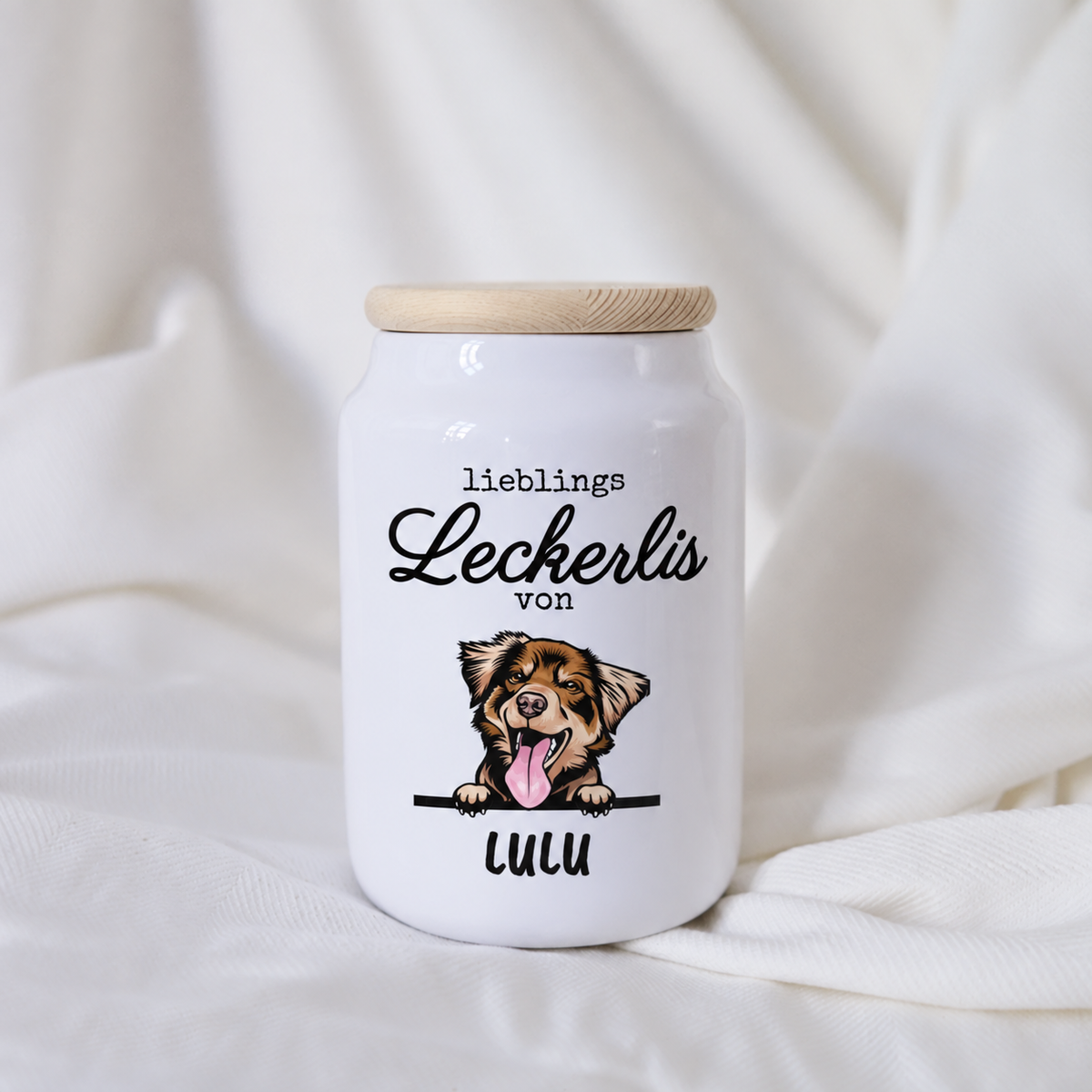 Personalisierte Leckerlidose aus Keramik mit Holzdeckel und Hundemotiv. Ideal für Hundeleckerlis.