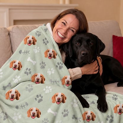 Personalisierte Haustierdecke mit Hundemotiven in mintgrün, Frau umarmt schwarzen Hund auf Sofa.