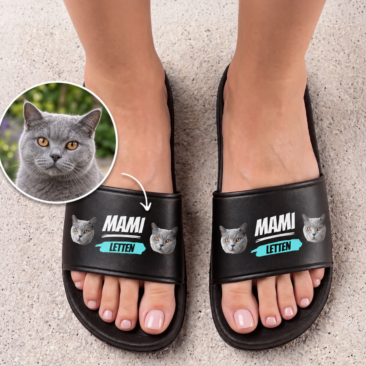 Schwarze Badelatschen mit Katzenmotiven und dem Schriftzug "MAMI LETTEN".