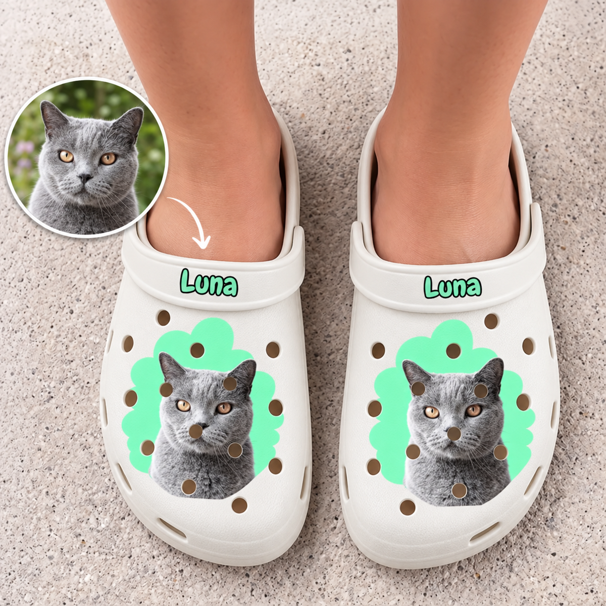 Personalisierte Clogs in Weiß mit Katze und Namen, grüne Design-Akzentuierung und Belüftungslöchern.