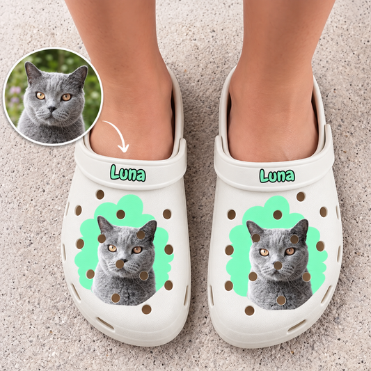 Personalisierte Clogs in Weiß mit Katze und Namen, grüne Design-Akzentuierung und Belüftungslöchern.