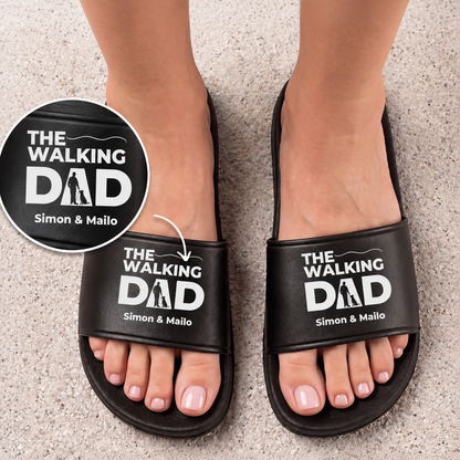 Schwarze Badelatschen mit dem Druck "THE WALKING DAD" und personalisierten Namen.