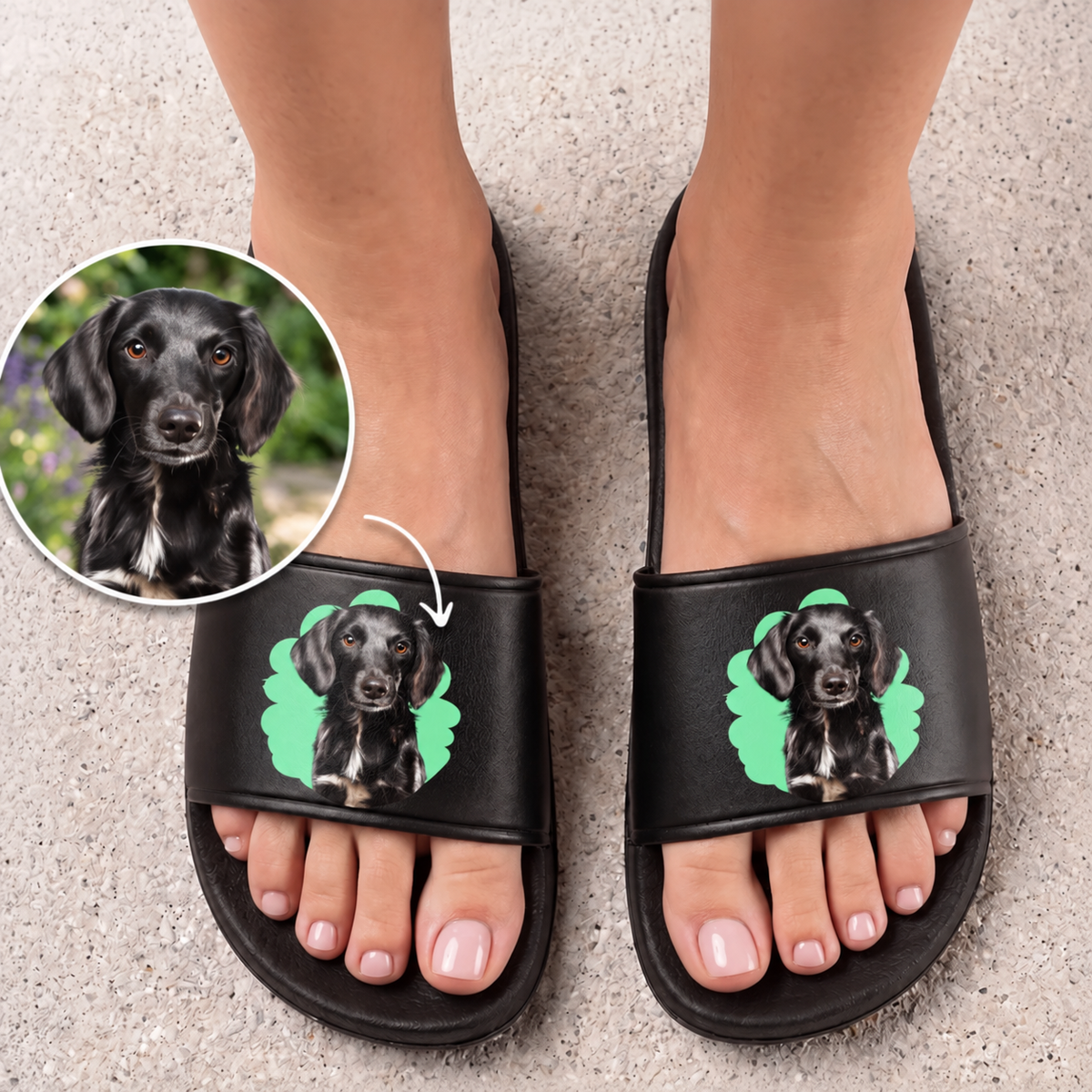 Schwarze Badelatschen mit personalisierter Dog-Illustration auf der Oberseite.
