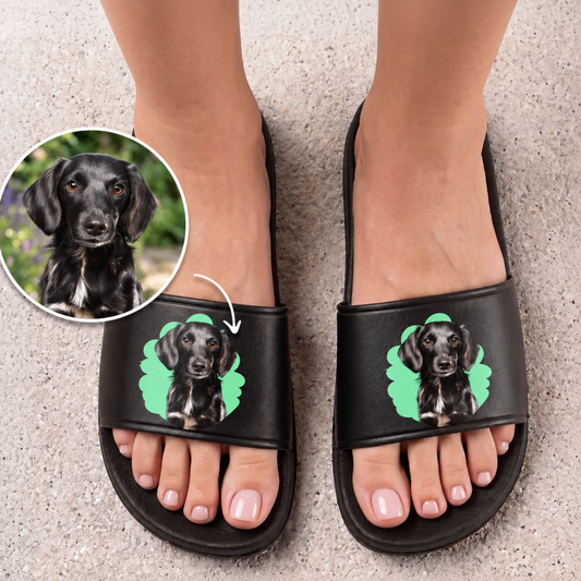 Schwarze Badelatschen mit personalisierter Dog-Illustration auf der Oberseite.