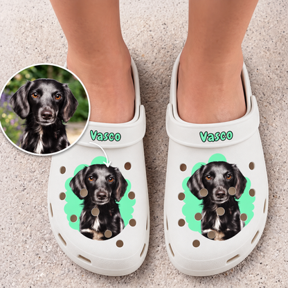 Personalisierte Clogs in Weiß mit Haustierportrait eines Hundes und dem Namen "Vasco".