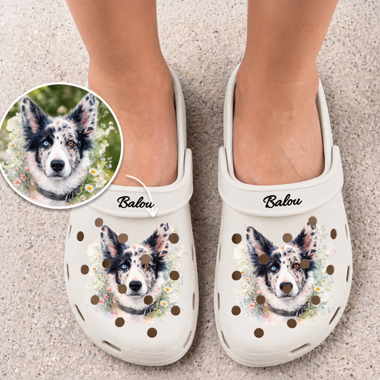 Personalisierte Clogs in Creme mit Aquarell-Druck eines Hundes und dem Namen „Balou“.