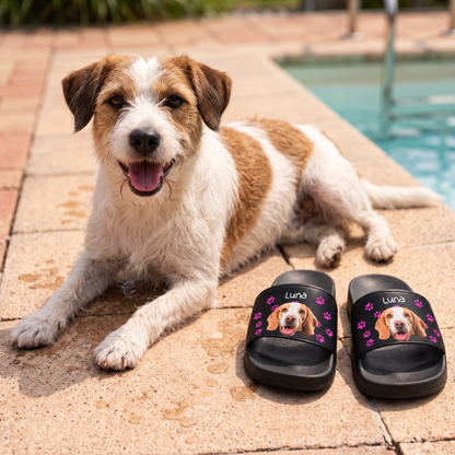 Personalisierte Badelatschen mit Hundemotiv und Namen, schwarze Sohle, am Poolboden neben einem Hund.