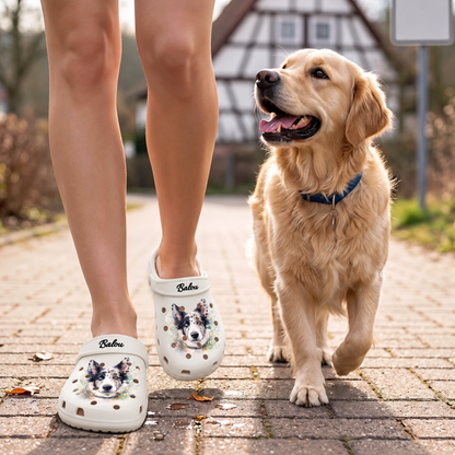 Person trägt personalisierte, aquarellfarbene Clogs mit Tiermotiven beim Spaziergang mit einem Hund.