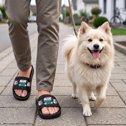 Schwarze Badelatschen mit personalisierten Schriftzügen, getragen von einer Person, die mit einem Hund spaziert.