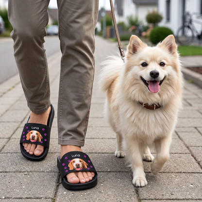 Personalisierte Badelatschen mit Hundebild und Blumenmotiven, Schwarz. Träger geht mit Hund spazieren.