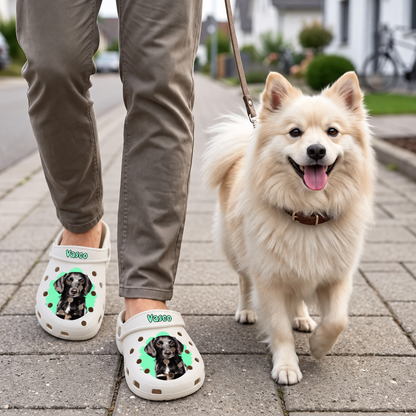 Personalisierte Clogs mit Haustierportrait in beige, getragen von einer Person auf der Straße, neben einem Hund.