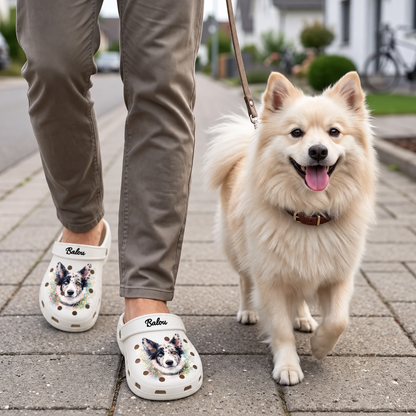 Personalisierte Clogs in Weiß mit Aquarell-Druck eines Hundes, getragen von einer Person mit Hund auf der Straße.