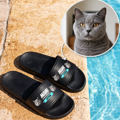 Personalisierte schwarze Badelatschen mit Katzenmotiven und Aufschrift "MAMI LETTEN".