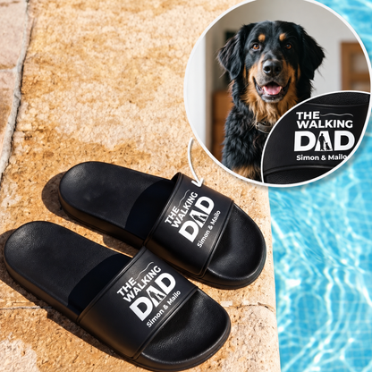 Schwarze Badelatschen mit dem Aufdruck "THE WALKING DAD" und personalisierten Namen.